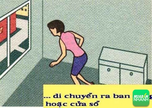 Nếu không tìm thấy lối ra cửa chính, hãy di chuyển ra ban công hoặc mở cửa sổ